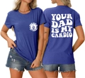 Vue détaillée avant et arrière du t-shirt bleu avec imprimé blanc YOUR DAD IS MY CARDIO - Bleu Rétro (Graphique Blanc)