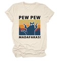 Detail van de Pew Pew Madafakas zwarte kat print op een crèmekleurig katoenen t-shirt - S / Zandkleur