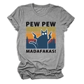 Detail van Pew Pew Madafakas kattenprint op grijs T-shirt met retro zonsonderganglijnen - S / donkergrijs