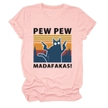 Détail d'un t-shirt rose en coton avec motif chat rétro et texte imprimé Pew Pew - Rose