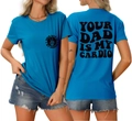 Détail du t-shirt bleu en coton avec imprimé YOUR DAD IS MY CARDIO devant et derrière - Bleu Lac (Graphique Noir)
