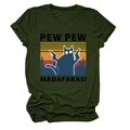 Détail d'un t-shirt vert armée avec motif chat dessin animé et texte Pew Pew Madafakas - Vert Militaire