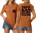 Détails avant et arrière du t-shirt en coton rouille avec texte Your Dad Is My Cardio - Orange Rouille (Graphique Noir)