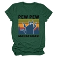 Détail de l'imprimé chat Pew Pew Madafakas sur t-shirt vert foncé avec motif coucher soleil - Vert Vintage