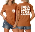 Détails avant et arrière du t-shirt orange avec imprimé Your Dad Is My Cardio - Orange Rouille (Graphique Blanc)