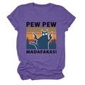 Détail de l'imprimé chat Pew Pew Madafakas sur un t-shirt en coton violet - Violet
