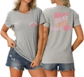 Détail du t-shirt gris avec imprimé Swim Mom rose et texte au dos avec short en jean - S / Gris clair