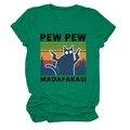 Détail de l'imprimé chat noir Pew Pew Madafakas sur un t-shirt en coton vert - Vert Foncé