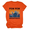 Gros plan sur l'imprimé chat Pew Pew Madafakas sur un t-shirt en coton orange vif - Orange