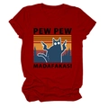 Détail du t-shirt bordeaux avec le graphique du chat Pew Pew Madafakas sur fond blanc - Rouge