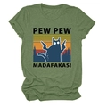 Gros plan du T-shirt vert olive avec motif de chat rétro et imprimé Pew Pew - Vert olive