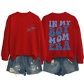 Vista fronte e retro della felpa rossa Boy Mom con pantaloncini in denim coordinati - S / Rosso