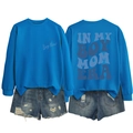 Dettaglio felpa blu reale Boy Mom e pantaloncini di jeans strappati con stampa posteriore - S / Blu Lago