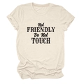 Detail van het beige T-shirt met Not Friendly Do Not TOUCH tekst en opgerolde mouwen - S / Zandkleur