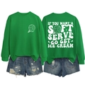 Flat lay di felpa verde con slogan bianco sul retro e pantaloncini in denim strappati - S / Verde erba (Grafica bianca)