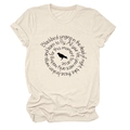 Detail van beige T-shirt met ronde hals en ronde vogelgrafiek en tekstprint - S / Zand (Zwart Lettertype)