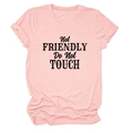 Detail eines hellrosa T-Shirts mit dem auffälligen Not FRIENDLY Do Not TOUCH Schriftzug - S / Rosa