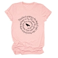 Détail du t-shirt rose avec silhouette d'oiseau noire et texte imprimé circulaire - Rose (Imprimé Noir)