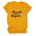 Dettaglio della stampa Mamacita Needs a Margarita su maglietta in cotone giallo senape - S / Giallo Senape (Testo Nero)
