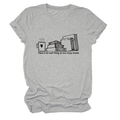 Détail d'un t-shirt gris clair avec motif de livres empilés et tasse dessinés à la main - Gris Clair (Texte Noir)