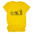 Détail d'un t-shirt en coton jaune avec imprimé graphique de livres et tasse de café - Jaune (Texte Noir)