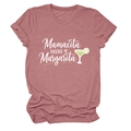 Gros plan sur l'inscription Mamacita et l'illustration cocktail sur le t-shirt rose doux - S / Or Rose (Texte Blanc)