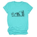 Détail d'un t-shirt en coton turquoise avec graphique de piles de livres et tasse de café - Bleu Eau Profonde (Texte Noir)