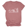 Détail d'un t-shirt d'été rose avec motif de tasse de café et de livres au trait - Or Rose (Texte Blanc)