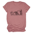 Détail d'un t-shirt en coton mauve avec illustration de livre et café et un slogan noir - Or Rose (Texte Noir)