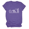 Détail d'un t-shirt violet en coton avec imprimé artistique de livres et texte - Violet (Texte Blanc)