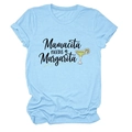 Détail de l'imprimé Mamacita Needs a Margarita sur un t-shirt bleu clair en coton - S / Bleu Clair (Texte Noir)