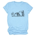 Détail de t-shirt bleu clair avec imprimé livre et café et citation inspirante - Bleu Clair (Texte Noir)