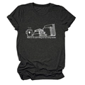 Détail d'un t-shirt gris anthracite avec imprimé artistique de livres et tasse de café - Gris Anthracite (Texte Blanc)