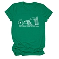 Détail d'un t-shirt vert foncé avec illustration graphique de livres et tasse à café - Vert Encre (Texte Blanc)