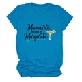 Gros plan du motif Mamacita Needs a Margarita sur un t-shirt en coton bleu vif - S / Bleu Lac (Texte Noir)