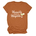 Gros plan de l'imprimé Mamacita Needs a Margarita sur un t-shirt en coton orange brique - S / Orange Brûlé (Texte Blanc)