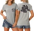 Détail d'un t-shirt gris avec logo coucher de soleil et grand imprimé graphique au dos - Gris Clair (Police Noire)