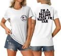 Détail d'un t-shirt blanc avec l'imprimé graphique 'I'M A BETTER PERSON WHEN I'M TAN' chic - Blanc (Police Noire)