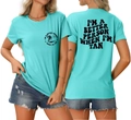 Gros plan d'un t-shirt bleu ciel avec imprimé palmier et slogan I'M A BETTER PERSON - Bleu Eau Profonde (Police Noire)