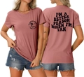 Détails du logo frontal et du lettrage au dos sur un t-shirt en coton rose pastel - Or Rose (Police Noire)