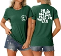 Détail du t-shirt vert foncé avec palmier et texte I'M A BETTER PERSON WHEN I'M TAN - Vert Rétro (Police Blanche)
