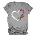 Detail van grijs katoenen t-shirt met regenboog pootafdrukken en een hart grafiek - S / Donkergrijs (Witte Tekst)