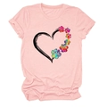 Dettaglio della t-shirt rosa chiaro con grafica creativa a cuore e impronte colorate - Rosa (Testo Nero)