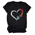 Dettaglio di t-shirt nera in cotone con motivo a cuore e impronta di zampa colorata - Nero (Testo Bianco)