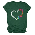 Dettaglio di cuore e zampe di cane arcobaleno su una t-shirt in cotone verde scuro - Verde Retrò (Testo Bianco)
