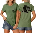 Détail du t-shirt vert armée avec l'imprimé palmier I'M A BETTER PERSON WHEN I'M TAN - Vert Olive (Police Noire)
