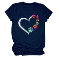 Dettaglio di una maglietta blu navy con grafica a cuore e impronte di zampe colorate - Blu Notte (Testo Bianco)