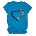 Dettaglio della grafica con cuore e impronte arcobaleno su t-shirt blu a maniche corte - Blu Lago (Testo Nero)