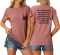 Vue détaillée du t-shirt rose avec imprimé main rock et slogan au dos du vêtement - Or Rose (Police Noire)