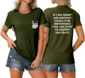 Détail du t-shirt vert olive avec texte humoristique et geste de la main sur la poitrine - Vert Armée (Police Blanche)